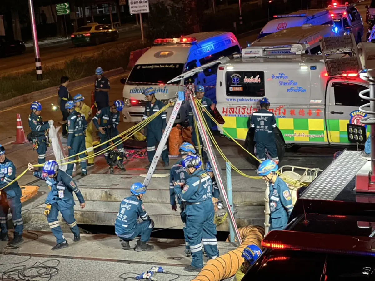 หนุ่มขี่ จยย. ชนฝาคอนกรีต ร่างกระเด็น ตกบ่อร้อยสายไฟใต้ดิน ดับสลด