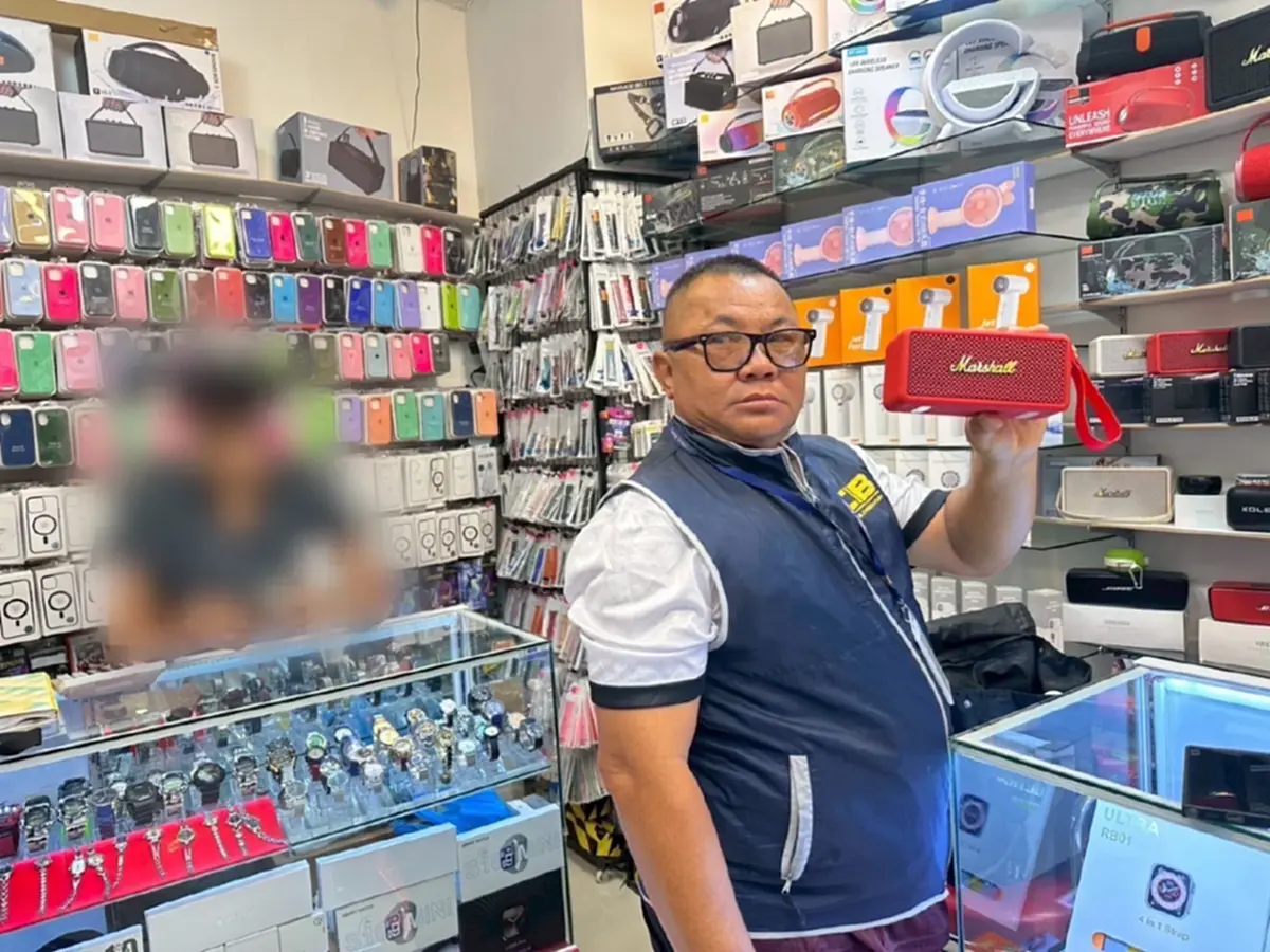 CIB จับกุมร้านจำหน่ายลำโพง-หูฟังปลอม ยึดของกลางกว่า 6 แสนบาท