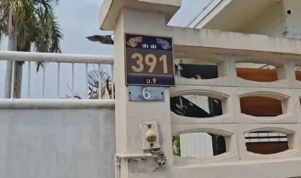 ชุลมุนสุด งูเหลือมหิวจัดรัดตะกวดแต่ติดท่อ แห่ส่องเลขบ้าน