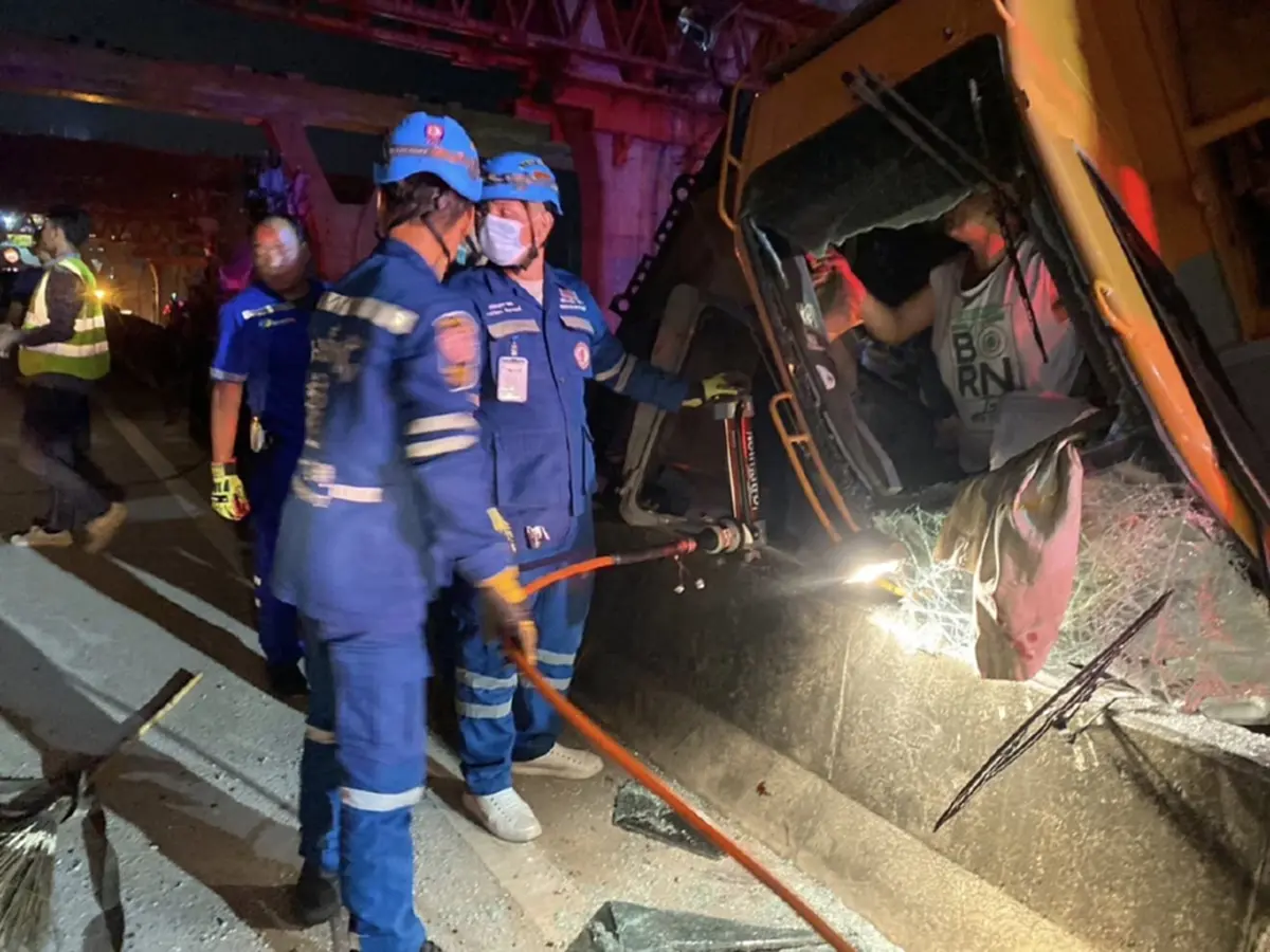 กรมทางหลวง สั่งหยุดงาน 3 วัน เหตุรถเครนพลิกคว่ำทับกระบะ บน ถ.พระราม 2