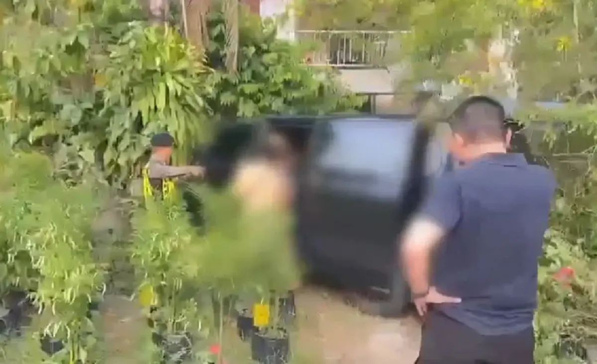 ล่ารถขนต่างด้าว โชเฟอร์โดดหนีทิ้งรถชนต้นไม้ เปิดมาเต็มคันรถ