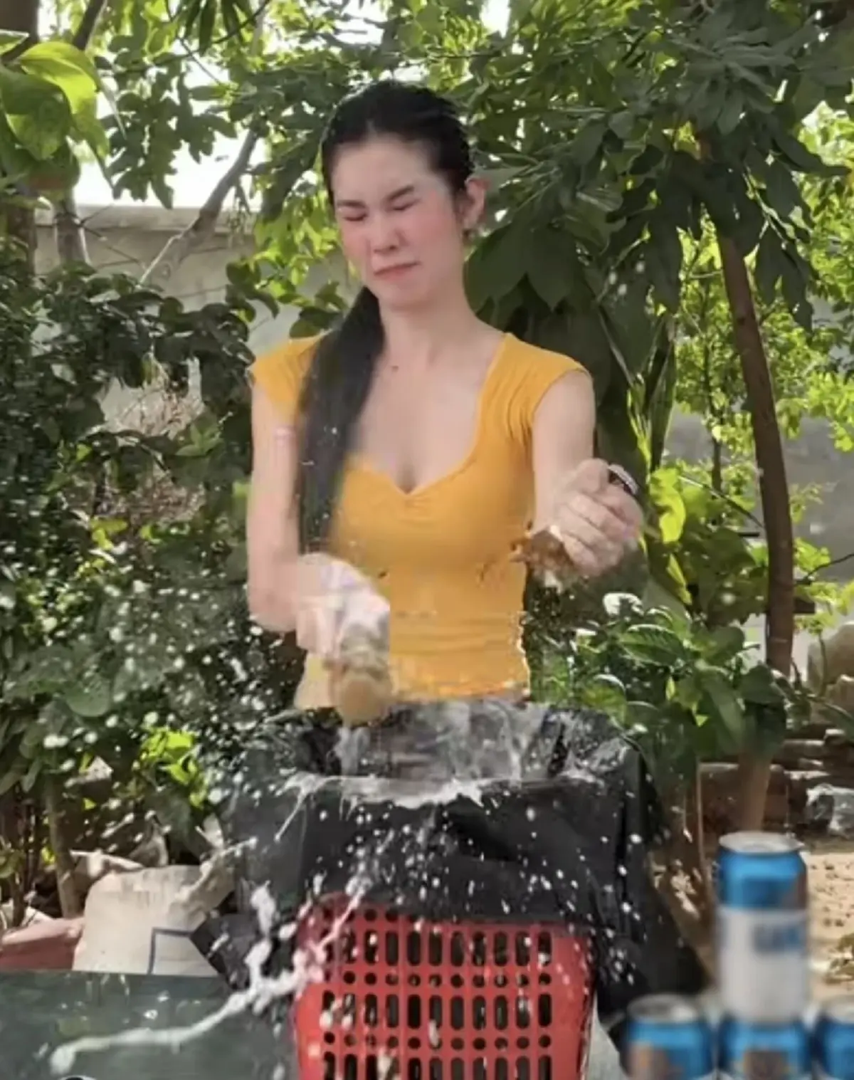 เปิดวาร์ป สาวเขมร โชว์พาวทุบเบียร์ไทย ดีกรีไม่ธรรมดา