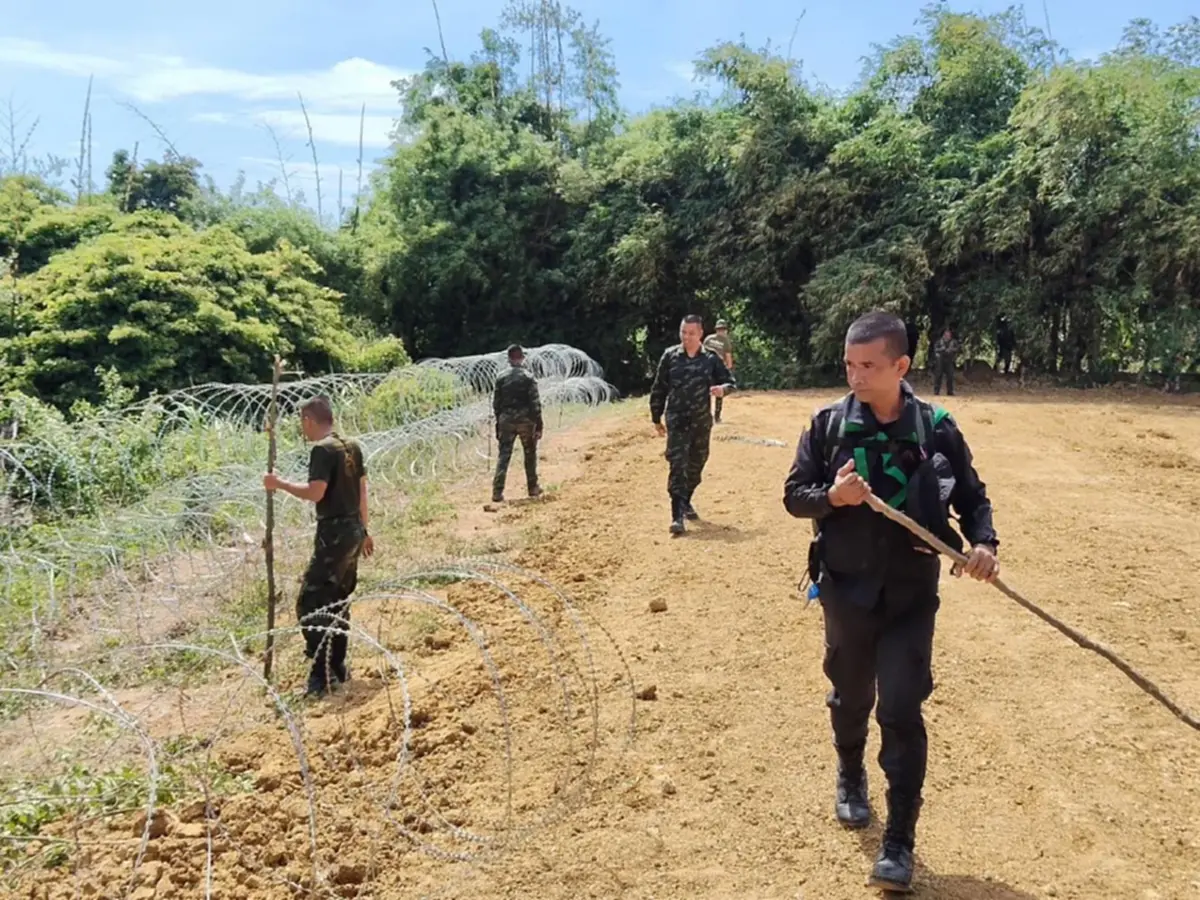 เอาจริง ทหารไทยล้อมรั้วลวดหนาม 9.8 กม.สกัดแรงงานเถื่อน-แก๊งคอลฯ