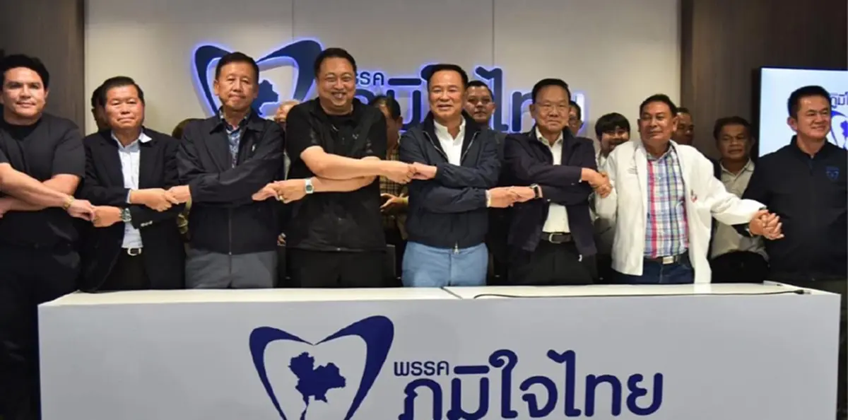 "ต๊ะ นารากร"ไม่ทน ซัดภาพจับมือเปลี่ยนขั้ว กลืนน้ำลายตัวเอง