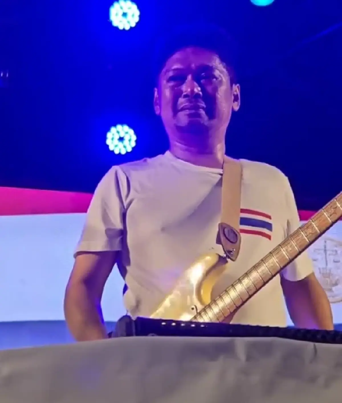 "เสก โลโซ" กลั้นน้ำตาไม่อยู่ ร่ำไห้กลางเวทีคอนเสิร์ตที่ศรีสะเกษ