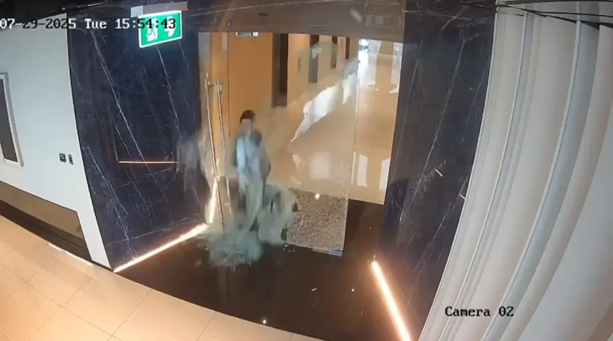 บึ้มละเอียดคามือ สาวออฟฟิศเส้นเอ็นนิ้วขาด เปิดประตูกระจกนิรภัย