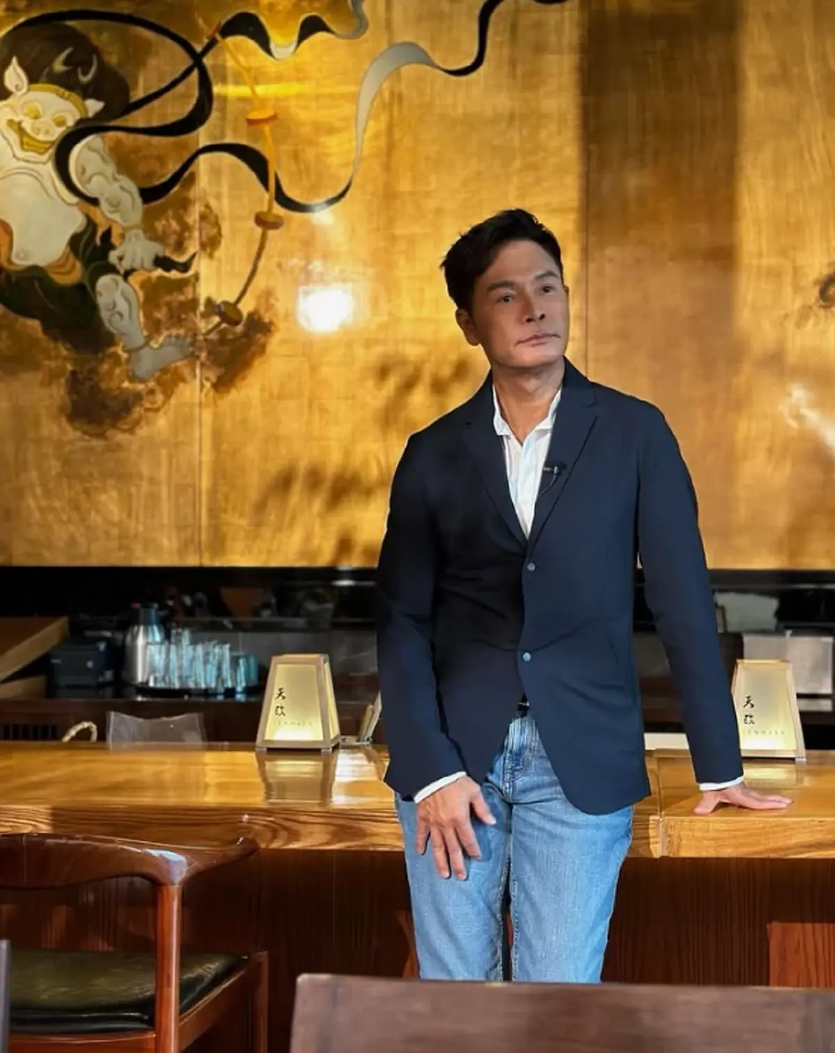อดีตพระเอก เดินแจกใบปลิวสุดท้ายถูกเมิน ทั้งที่เมื่อก่อนดังมาก