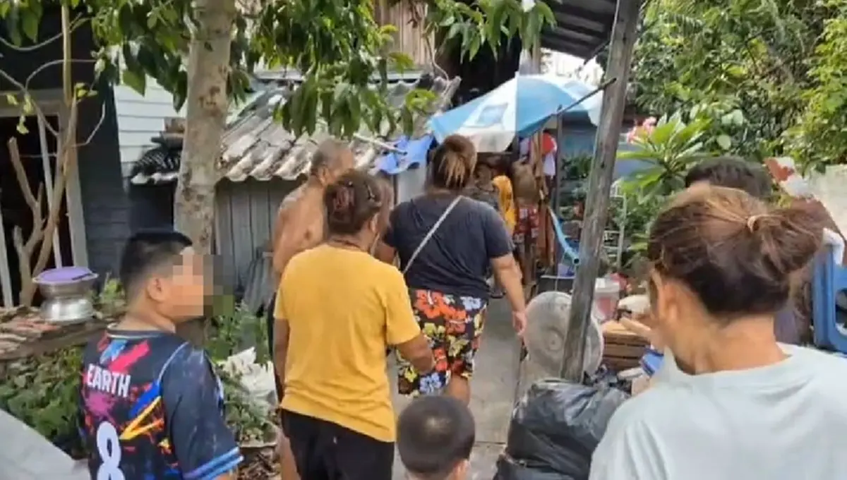 นาทีระทึก คุณป้าตกบ้านทะลุท้องร่อง กู้ภัยเร่งช่วย นอนรวยริน