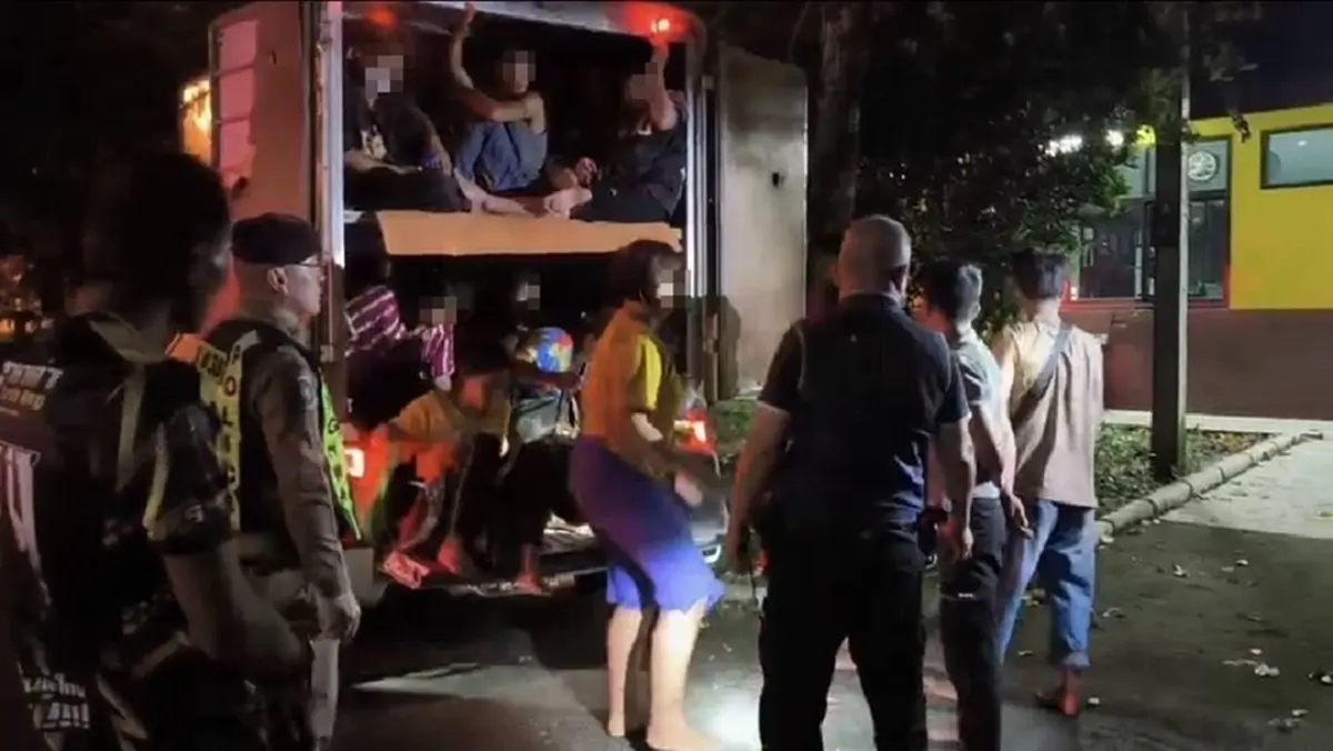 จับกระบะตู้ทึบขนต่างด้าว อัดแน่นมาเต็มคัน นับจำนวนสุดพีค 