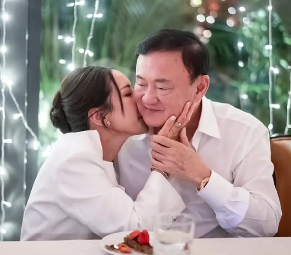 "เอม พินทองทา" เผยของที่ "ทักษิณ ชินวัตร" ให้ไว้ก่อนเข้าเรือนจำ