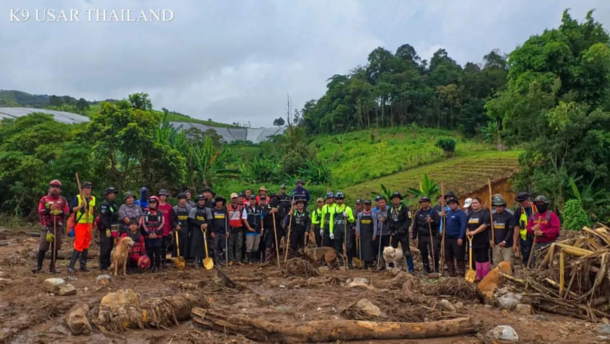 K9 ไม่ท้อ ฝ่าฝนโคลน ลิลลี่-ซาฮาร่า พบร่างผู้สูญหายเพิ่ม