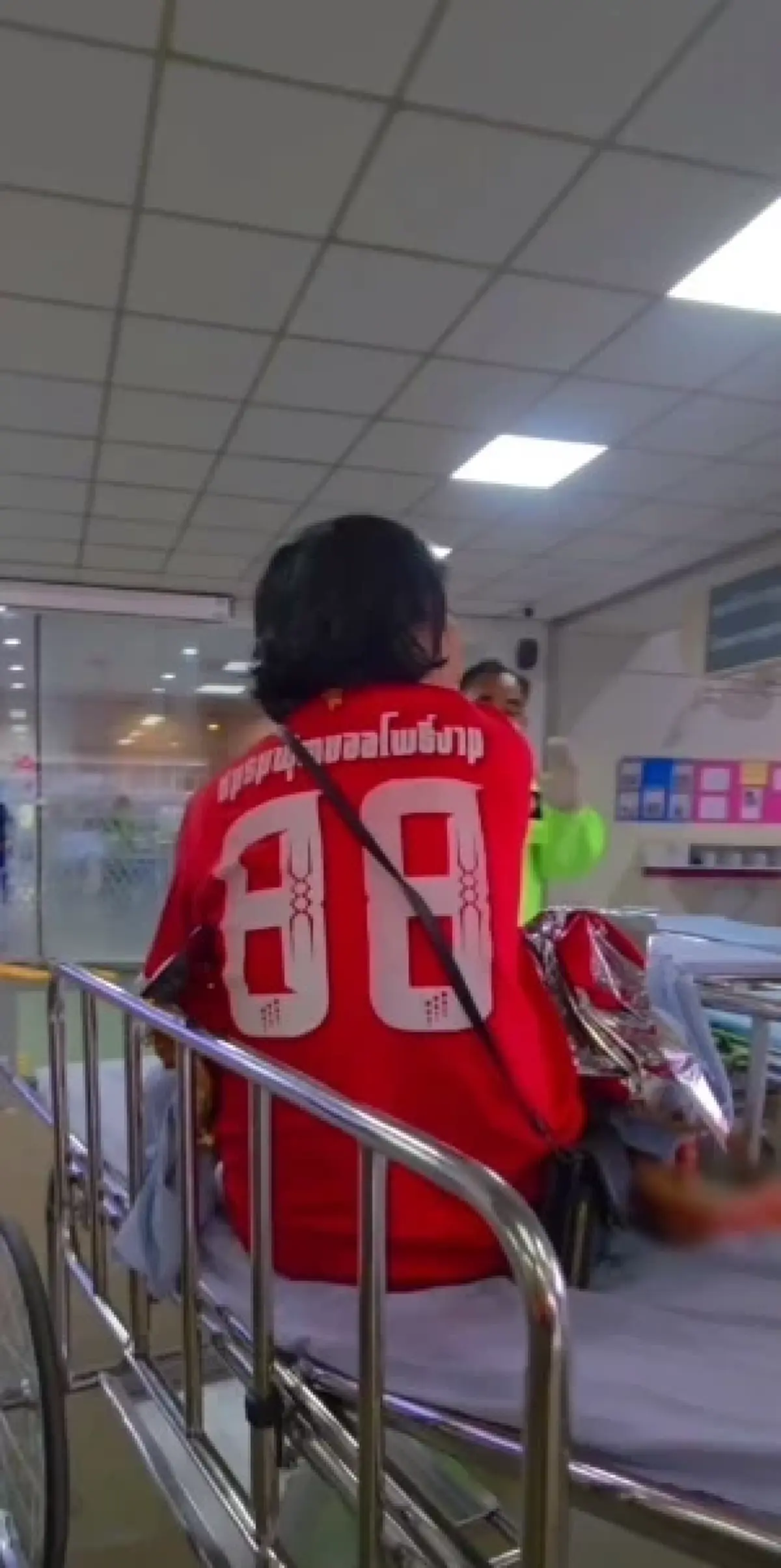 ดาบตำรวจ เข้าช่วยหญิงคลอดลูกบนสามล้อเครื่อง แห่ส่องเลขหมวก