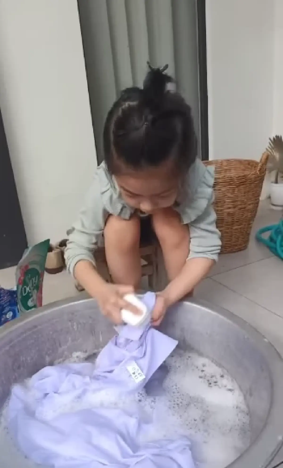 "หนุ่ม ศรราม" สอน"น้องวีจิ" ไม่ติดหรู ฝึกนั่งซักชุดนักเรียนเอง