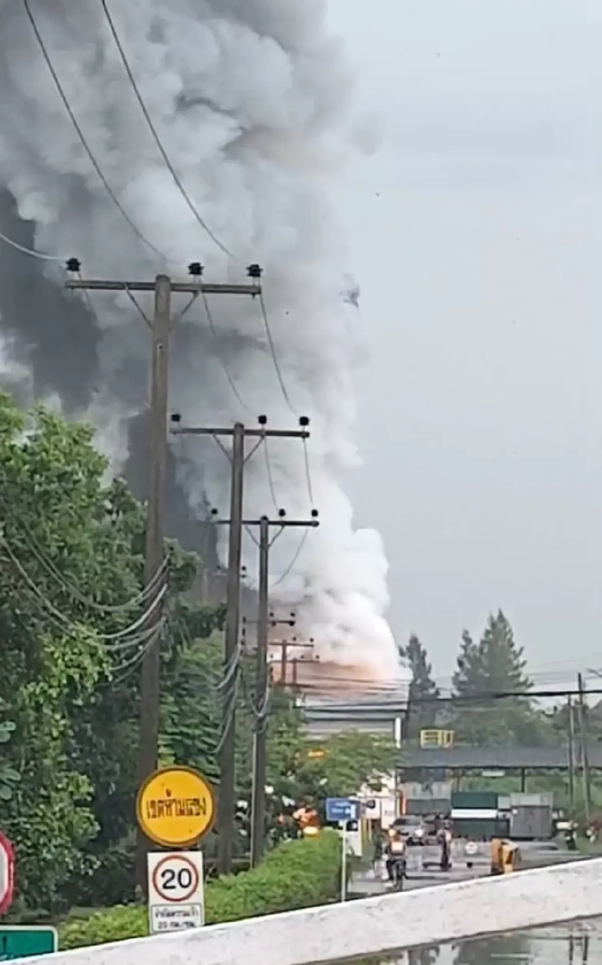 ระทึก ไฟไหม้โรงงานรีไซเคิลขยะ ย่านแสมดำ สาเหตุใช้น้ำดับไม่ได้