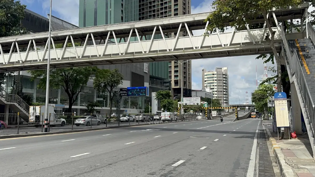 แม่ค้าเห็นคาตา นาที ฝรั่งเดินบนสะพานลอย ก่อนตกลงมาอาการหนัก