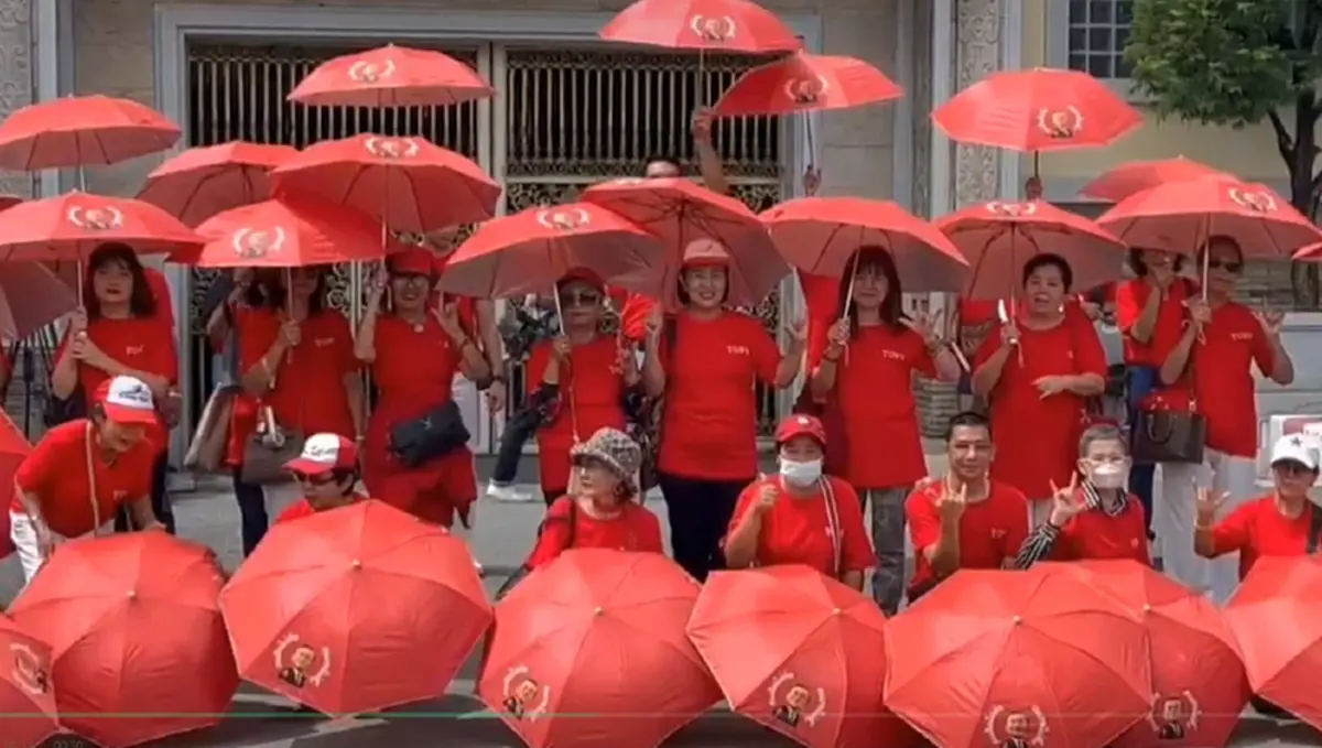 เอม พินทองทา เยี่ยม ทักษิณ เจอเสื้อแดงตะโกนคำนึงลั่นหน้าเรือนจำ