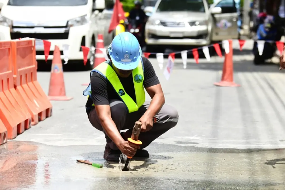 ออกแล้ว ผลตรวจจุดน้ำซึมถนน หน้าบริษัทดัง สรุปเกิดจากอะไรกันแน่