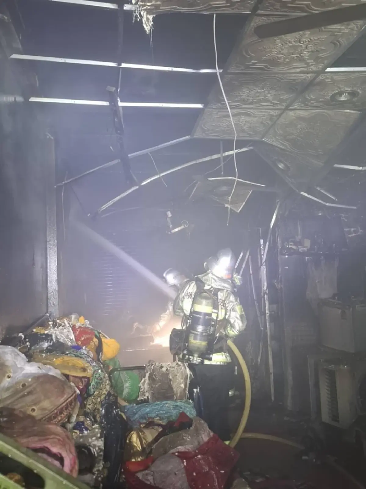 ไฟไหม้ตลาดพาหุรัด ควันดำพวยพุ่ง ผู้พักอาศัยหนีตายจ้าละหวั่น