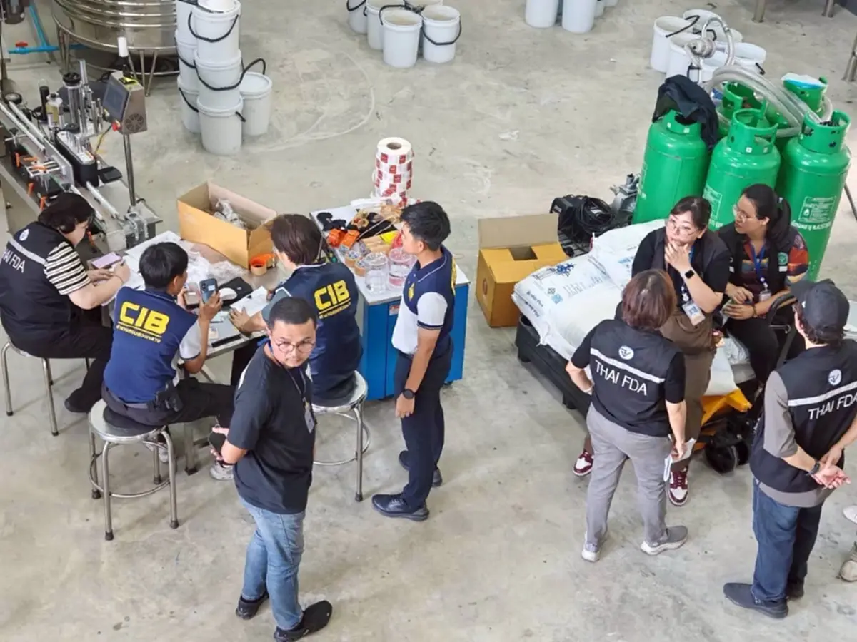 ทลายโรงงานยาแก้ไอปลอมรายใหญ่ ยึด 1.7 แสนขวด กว่า 20 ล้าน