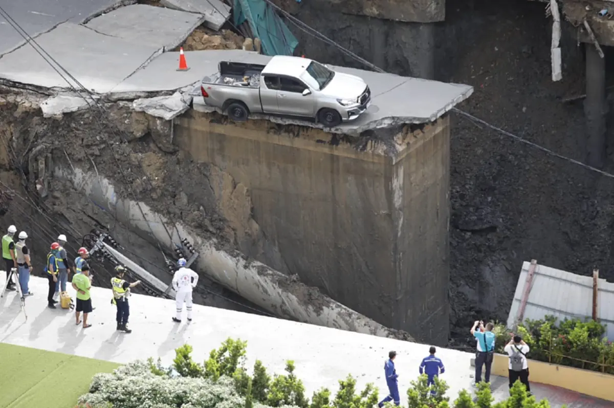 เปิดเส้นทางเลี่ยงรถติด ถนนทรุดหน้าวชิรพยาบาล ปิดการจราจรแล้ว