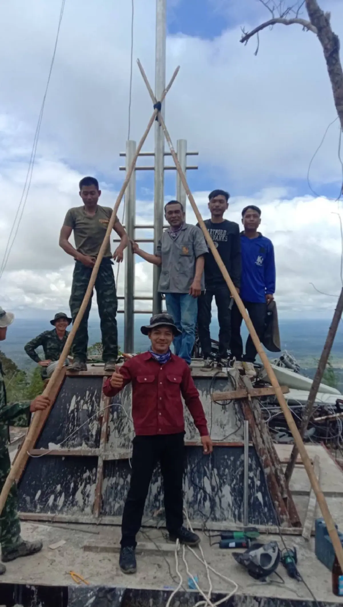 เปิดโฉมหน้าทีมช่าง ทำเสาธงชาติบนภูมะเขือ มาด้วยใจไม่คิดค่าแรง