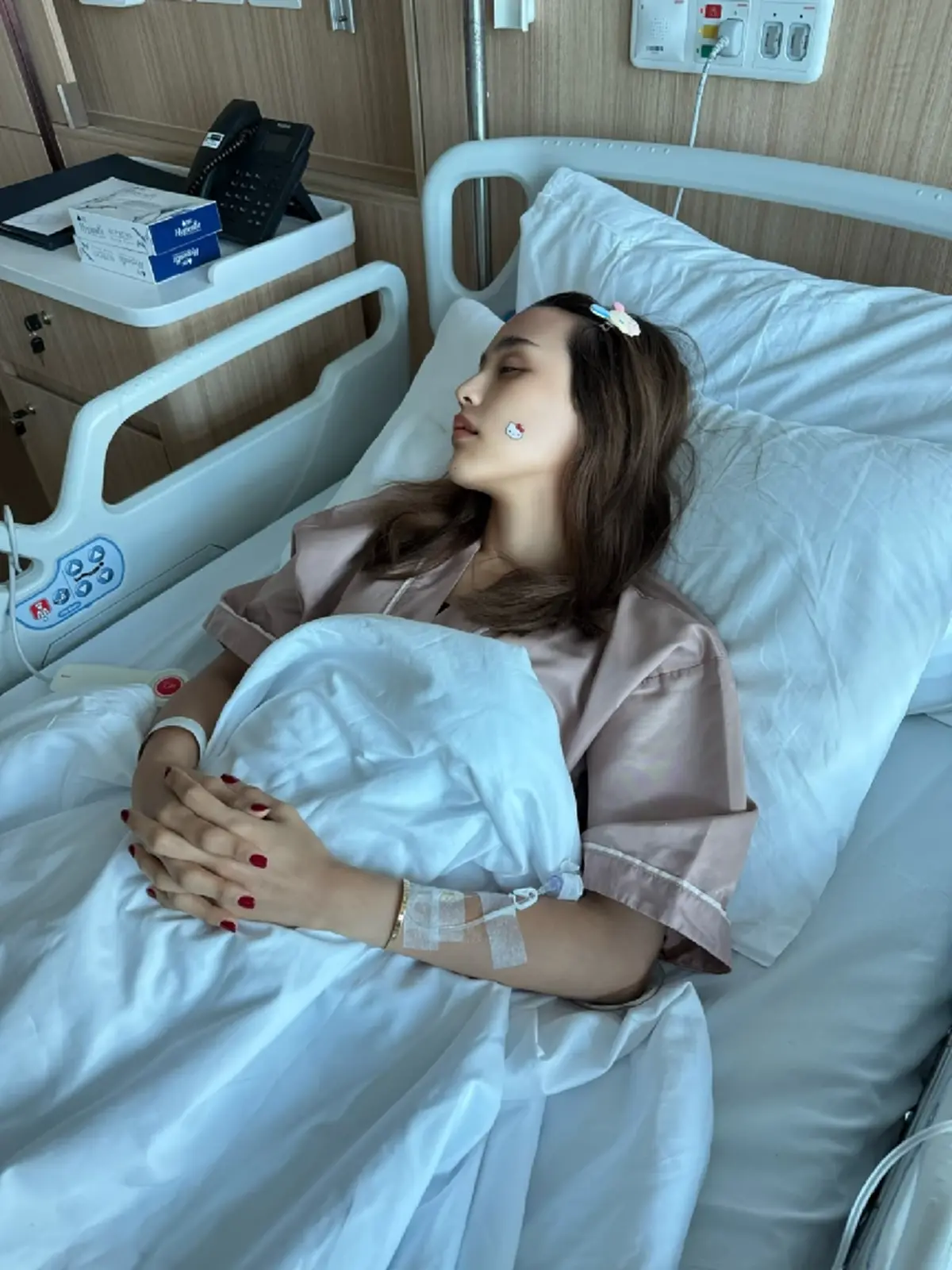 ส่งกำลังใจ "ดาราสาว" แอดมิทด่วน หลังโหมงานหนัก จนร่างกายไม่ไหว