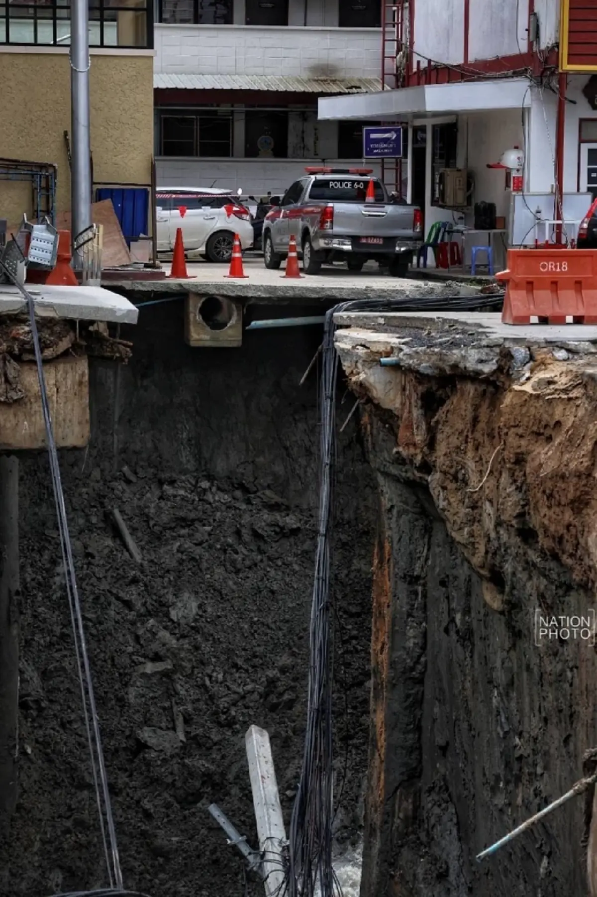 รู้แล้วใครเป็นเจ้าของรถยนต์ที่ตกลงไปในหลุมยักษ์ หลังถนนทรุด