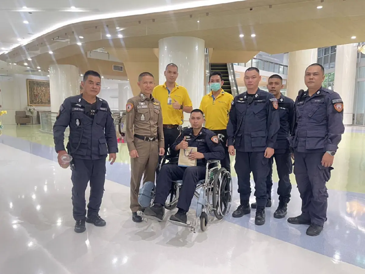 เปิดอาการตำรวจ โดนแท็กซี่ฝ่าขบวนนำส่งอวัยวะชนล้มกลางแยก