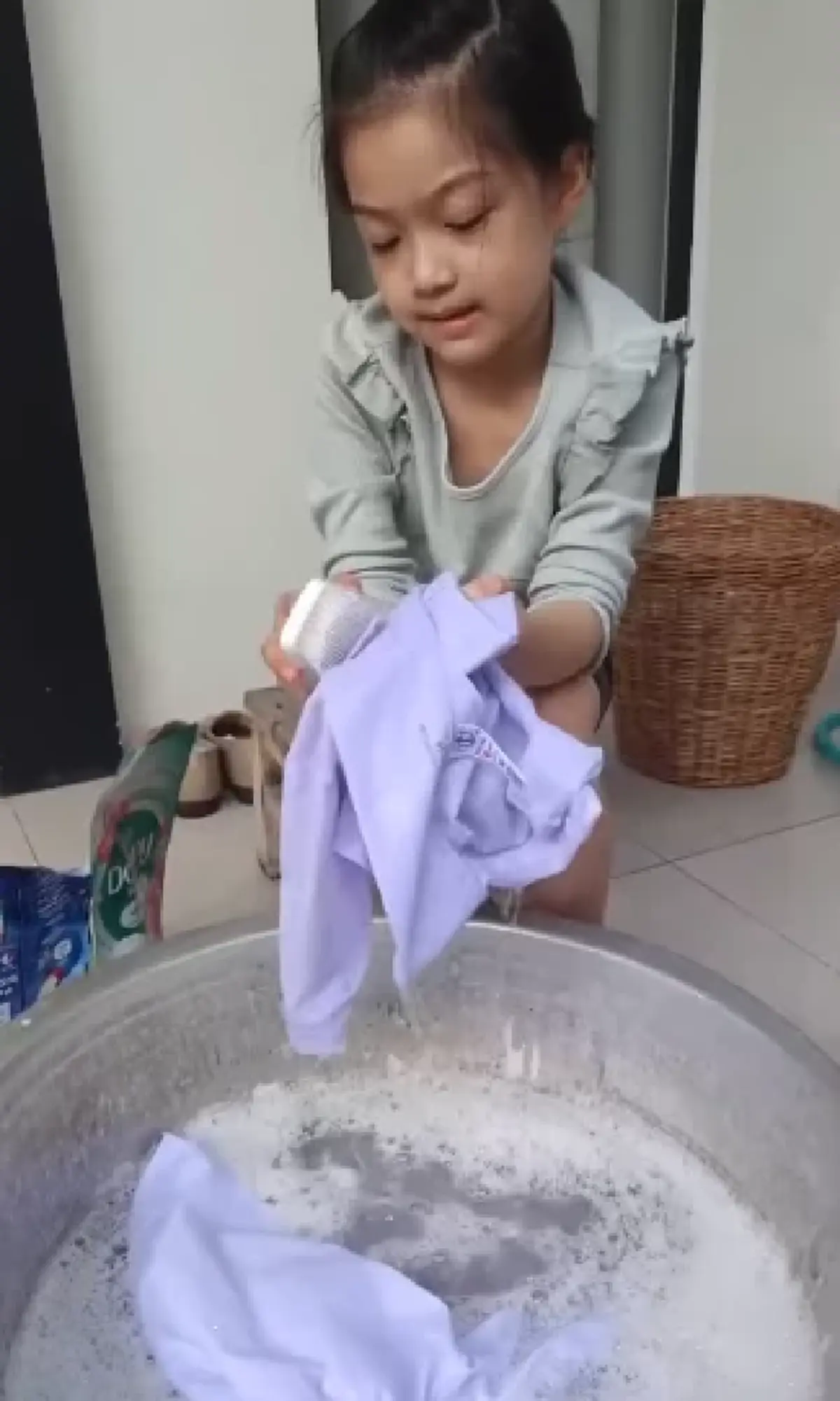 "หนุ่ม ศรราม" สอน"น้องวีจิ" ไม่ติดหรู ฝึกนั่งซักชุดนักเรียนเอง