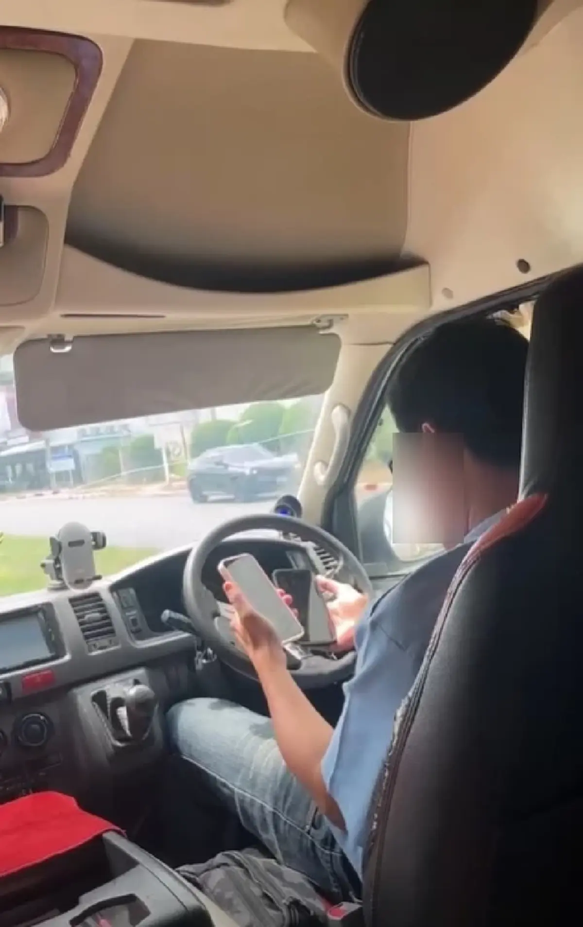 ระทึกบนรถตู้ โชว์สกิล “ขับไป เล่นมือถือไป” ไม่ใช่แค่ 1 แต่ 2 เครื่อง