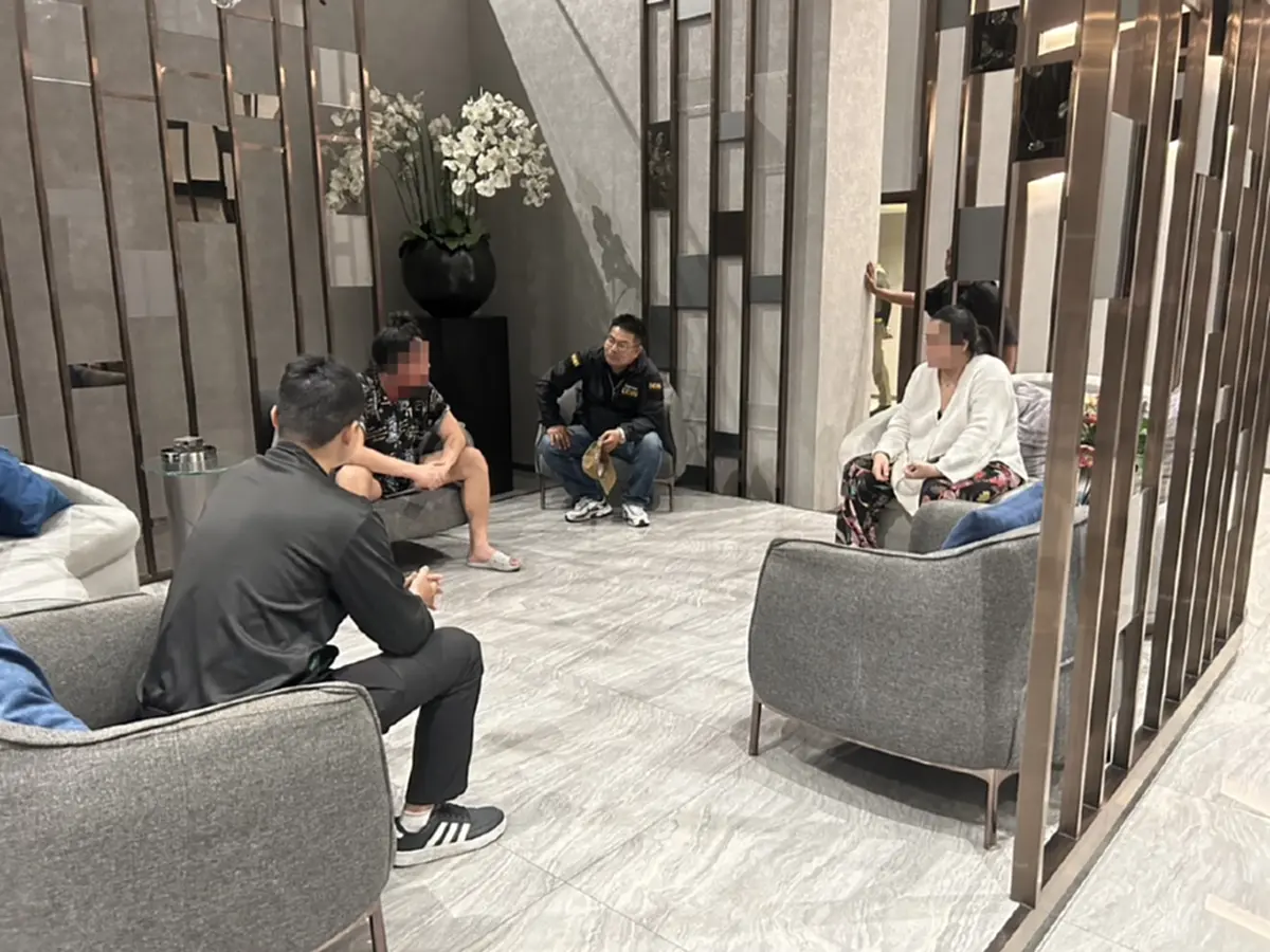 หนุ่มคลั่งสารภาพสาเหตุแท้จริง ถือมีดบุกทุบห้องเพื่อนบ้าน