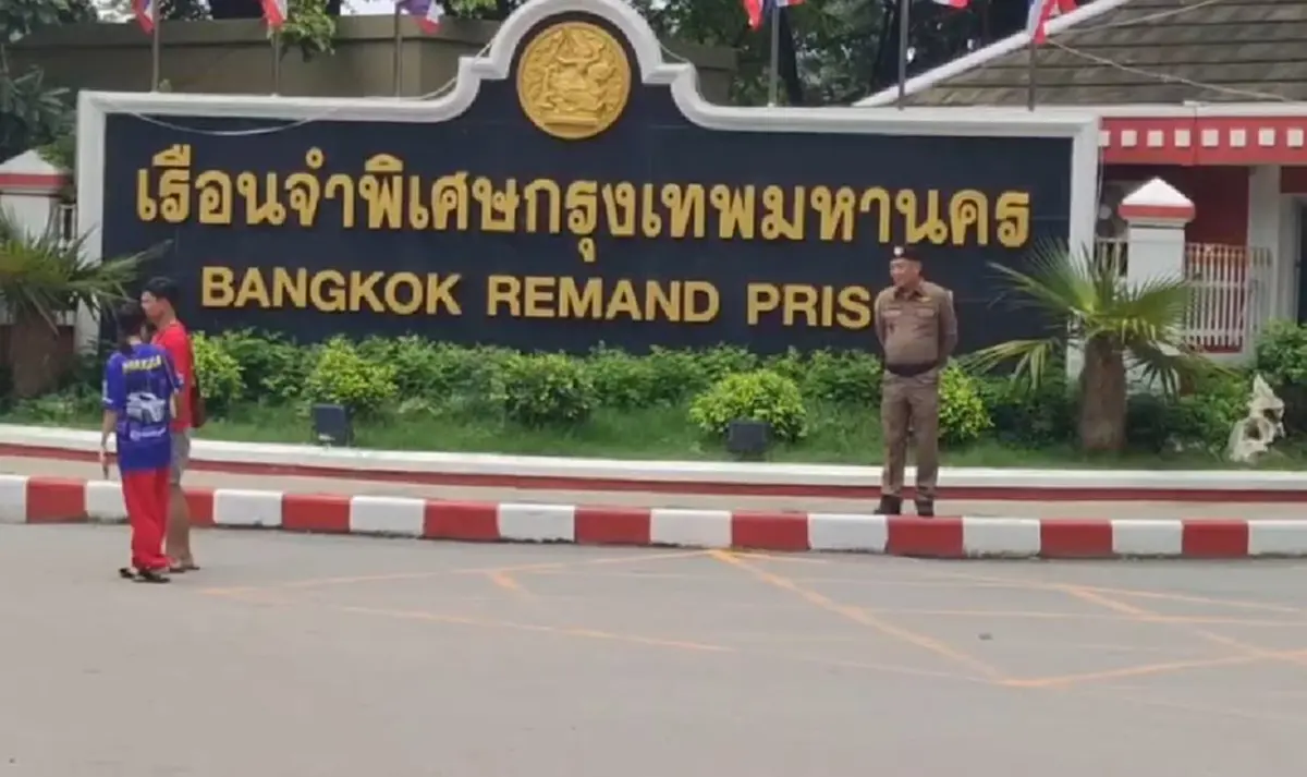 ทักษิณ เข้าสู่กระบวนการแรกรับ รถตู้ราชทัณฑ์ นำตัวถึงเรือนจำแล้ว