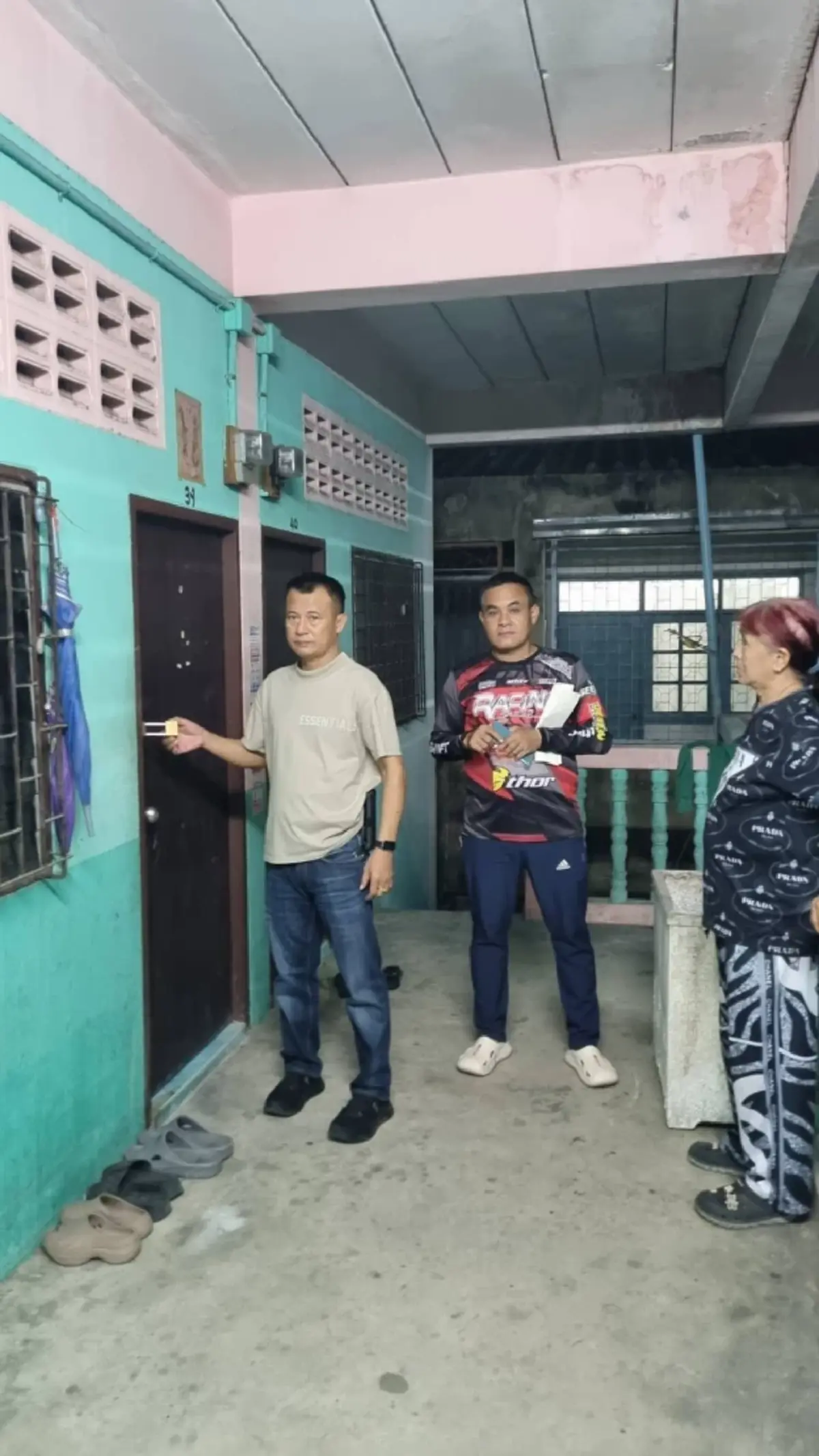 จับแล้ว อ๊อด พ่อค้าขายน้ำ กร่างอาละวาดอ้างเป็นตำรวจ สารภาพสิ้น