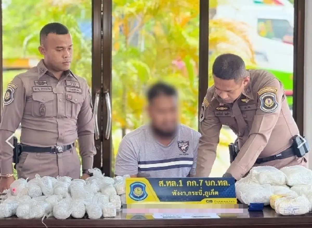 สกัดจับได้ทัน! หนุ่มใช้รถกระบะลอบขนยา 2 แสนเม็ด ถูก CIB รวบคาถนน