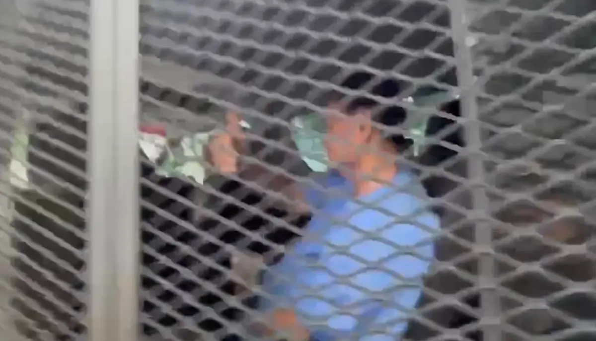 เอม พินทองทา เยี่ยม ทักษิณ เจอเสื้อแดงตะโกนคำนึงลั่นหน้าเรือนจำ