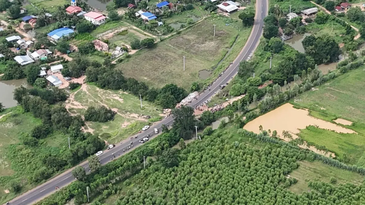 เปิดภาพมุมสูง ชาวเขมรปิดถนนประท้วง ไทยติดป้ายให้ย้ายออก