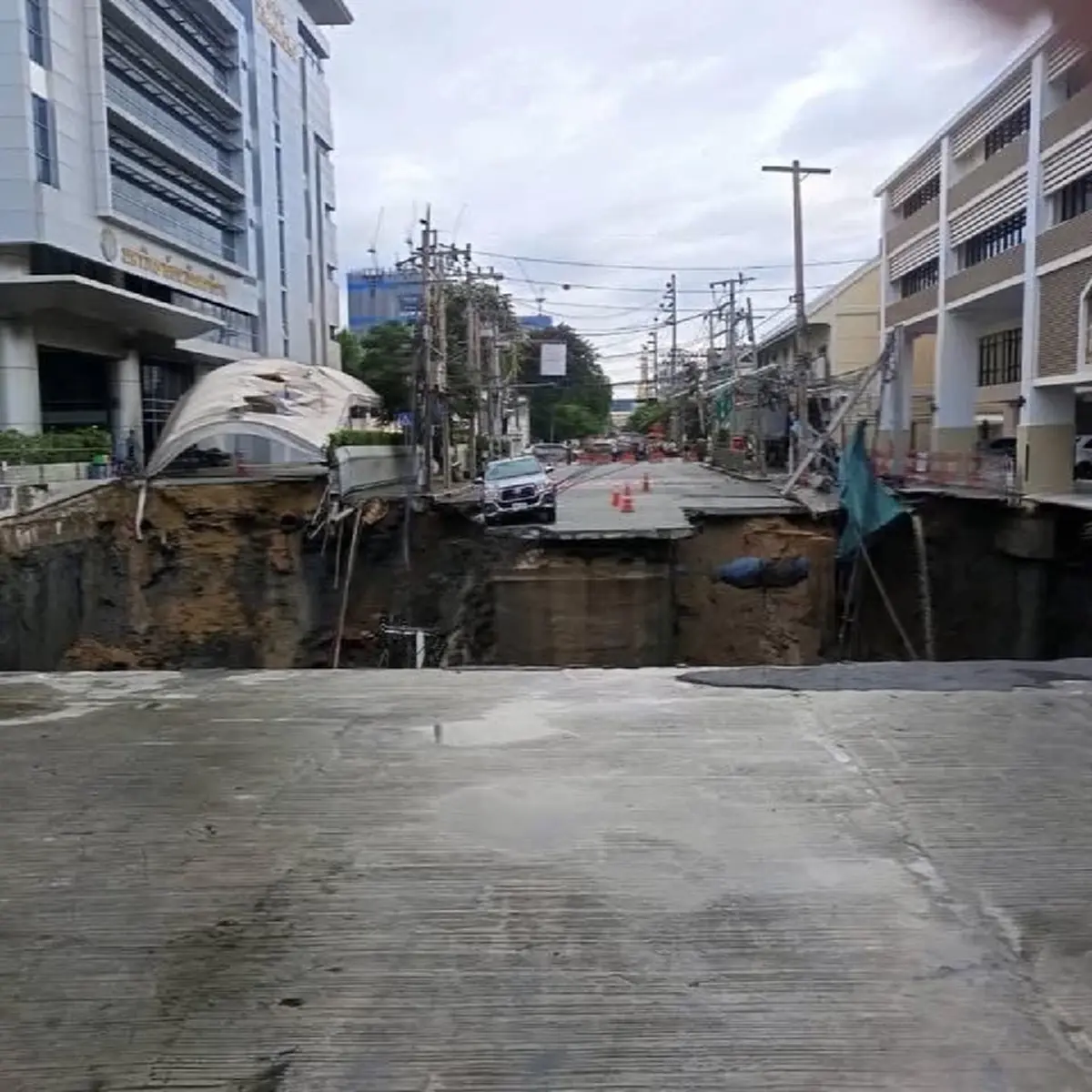 เปิดทะเบียนกระบะ รอดหวุดหวิด ถนนทรุดหน้ารพ.วชิรพยาบาล