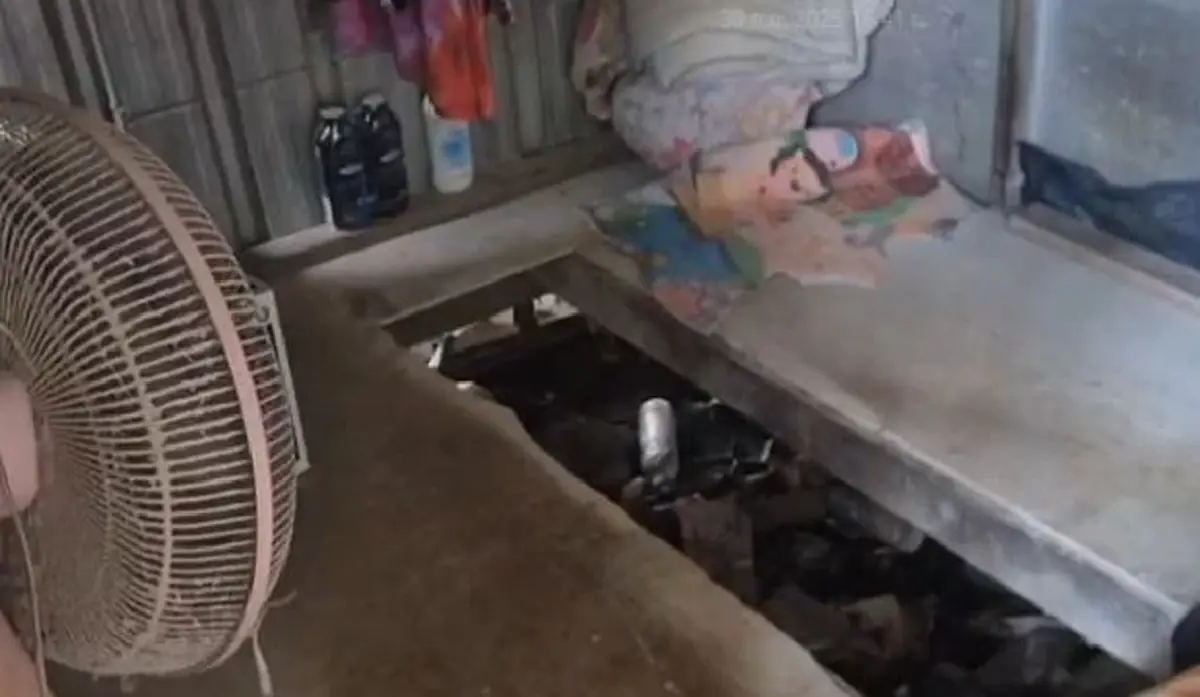 นาทีระทึก คุณป้าตกบ้านทะลุท้องร่อง กู้ภัยเร่งช่วย นอนรวยริน