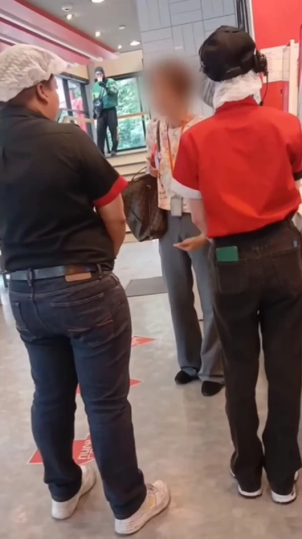 ลูกค้าปรี๊ดแตก หลังพนง.ขอดูสลิปโอนเงิน ลั่นค่าเทอมลูกเป็นแสน