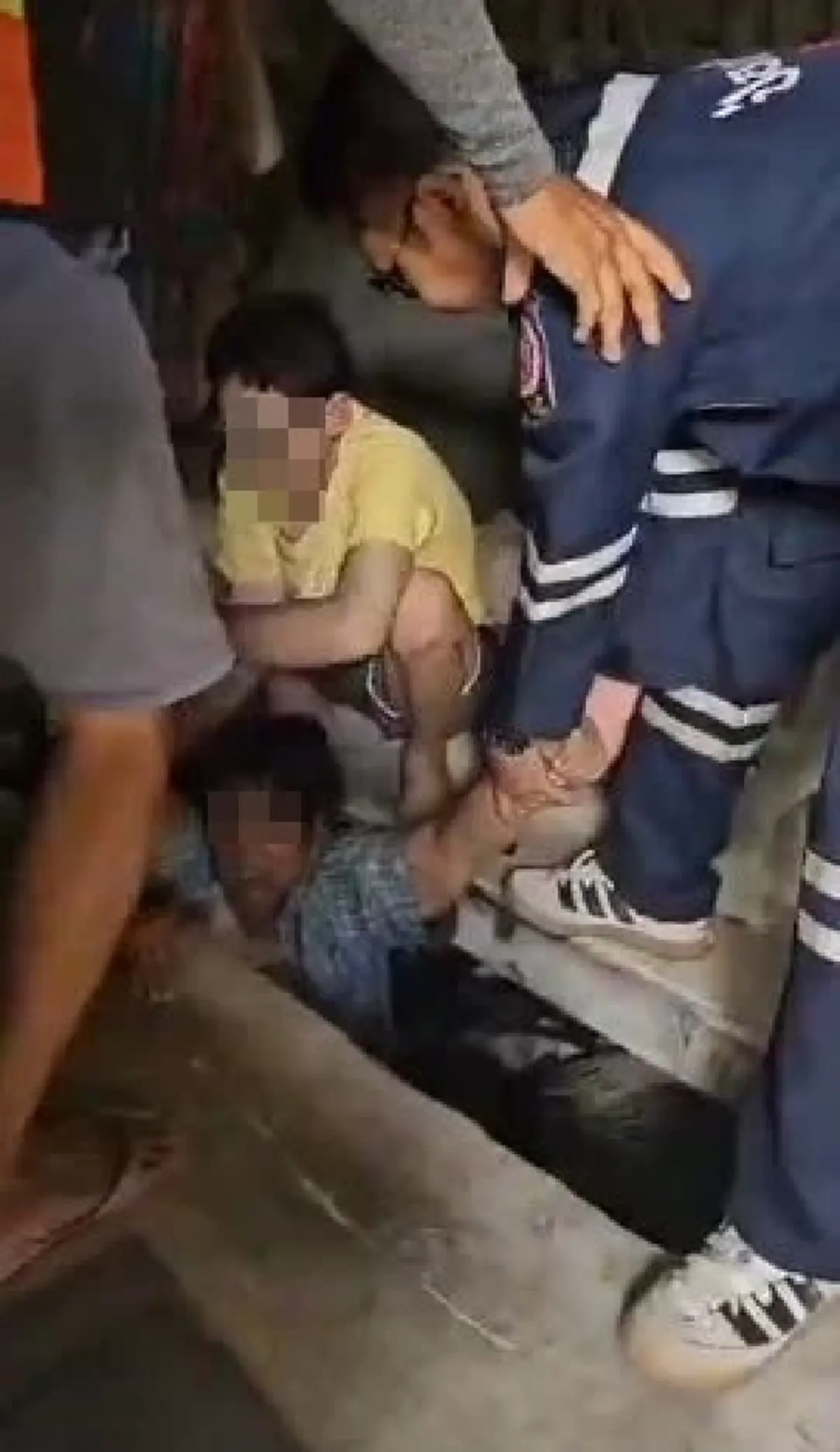 นาทีระทึก คุณป้าตกบ้านทะลุท้องร่อง กู้ภัยเร่งช่วย นอนรวยริน