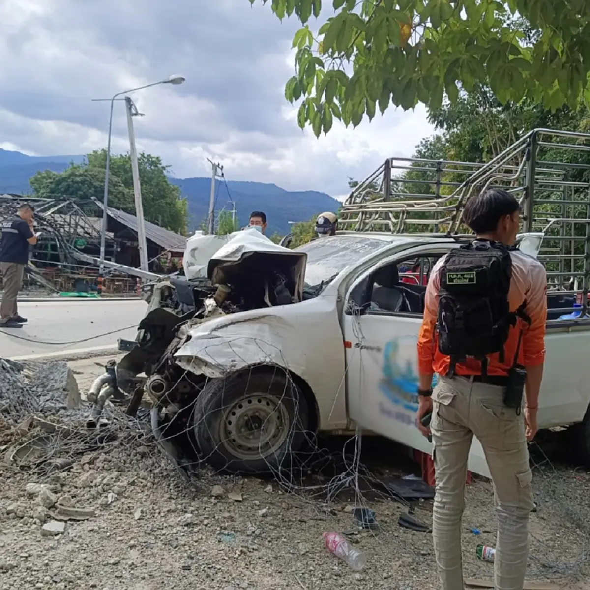 สรุปความเสียหาย รถส่งน้ำ ชนเสาไฟฟ้าล้ม 52 ต้น บ้านเรือน-รถพังยับ