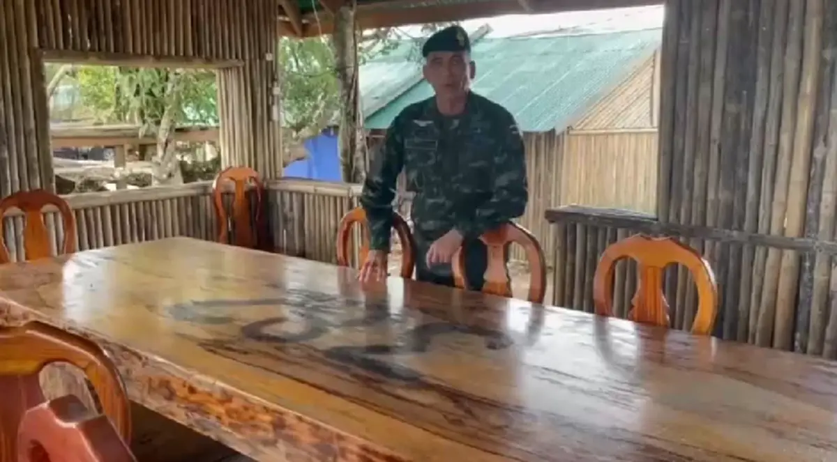 เสธ.เบิร์ด พาดูฐานกัมพูชาบนภูมะเขือ เจอโต๊ะไม้ถึงกับแห่ซูม