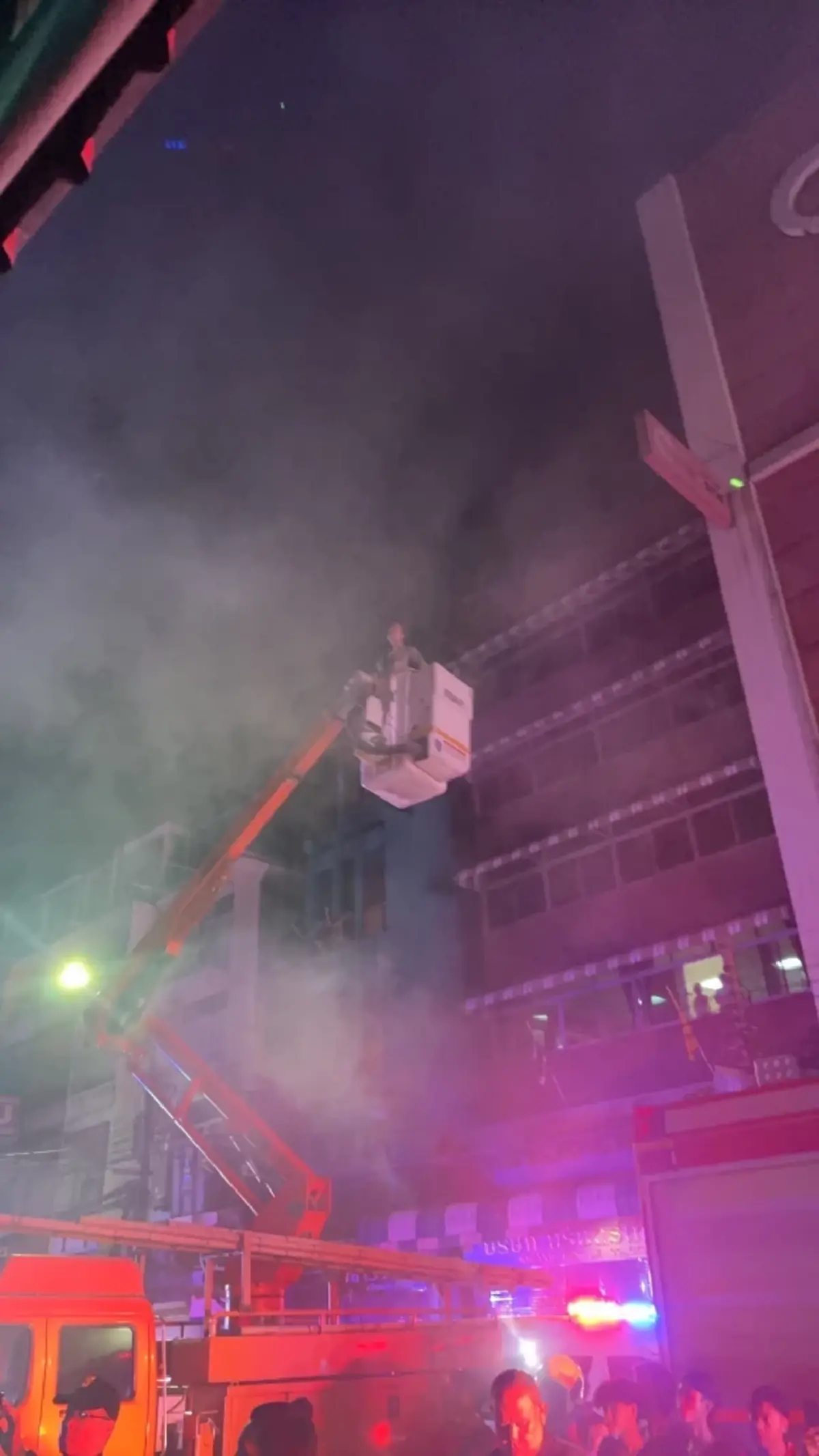 ไฟไหม้ตลาดพาหุรัด ควันดำพวยพุ่ง ผู้พักอาศัยหนีตายจ้าละหวั่น