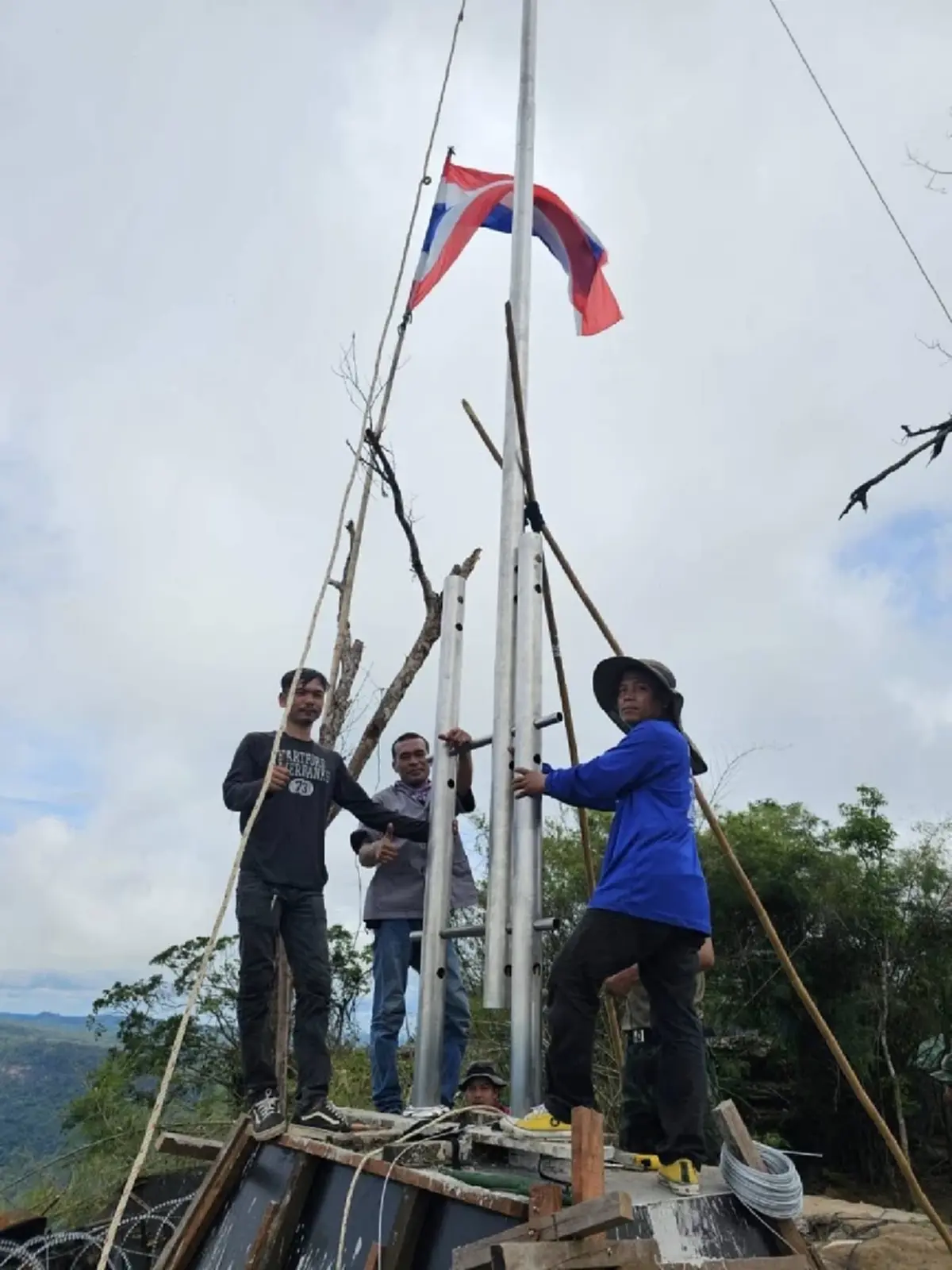 เปิดโฉมหน้าทีมช่าง ทำเสาธงชาติบนภูมะเขือ มาด้วยใจไม่คิดค่าแรง