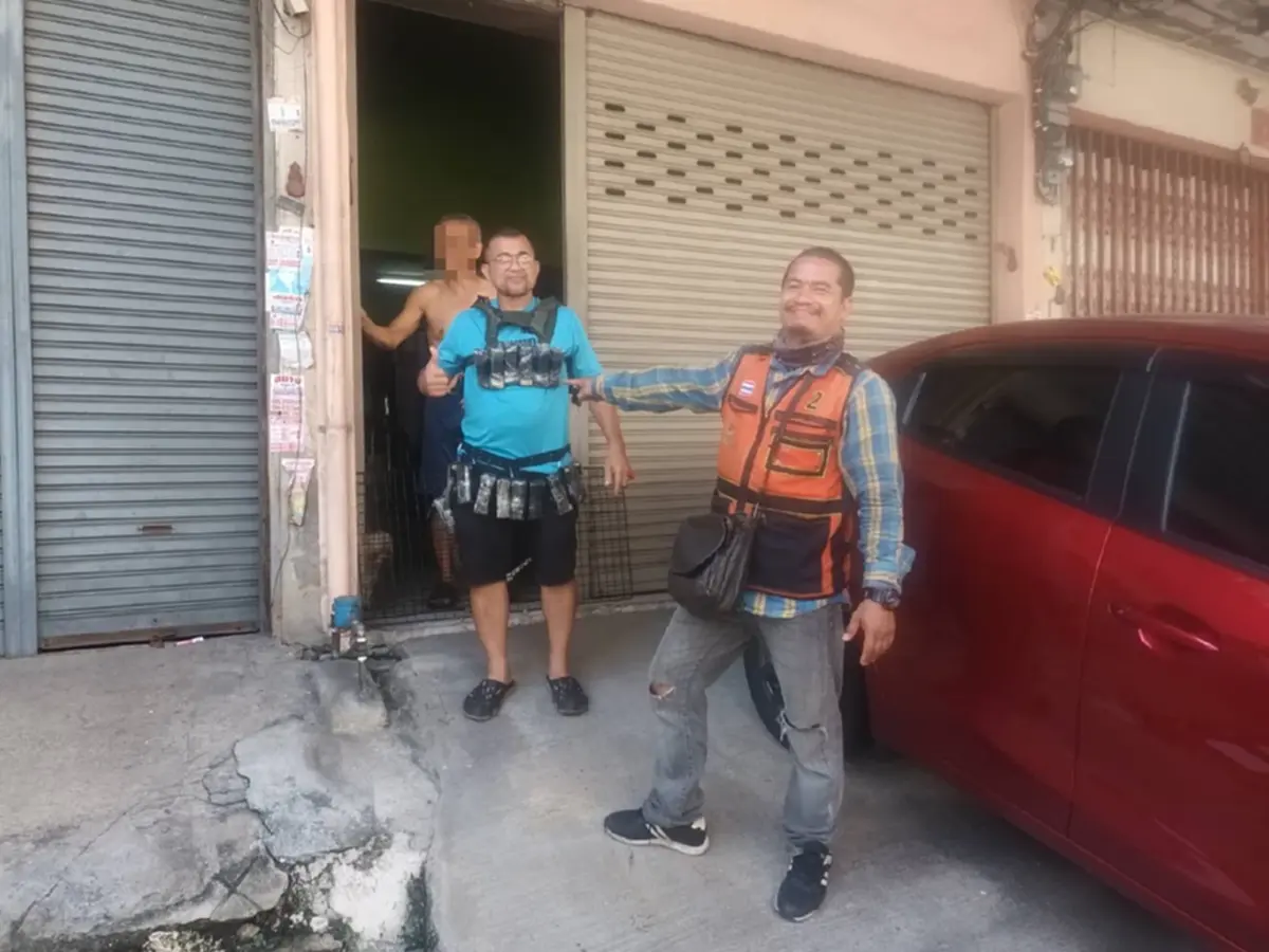 แตกตื่น ลุงผูกวัตถุคล้ายระเบิดรอบตัว สุดท้ายโอละพ่อ ขำหนัก