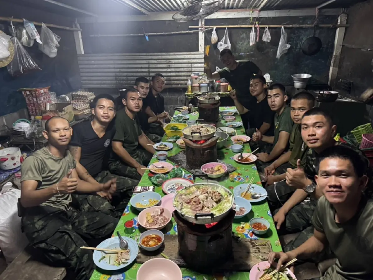 ผบ.ร.3 จัดหนักหมูกระทะ เลี้ยงลูกน้องทหารแนวชายแดนอีสานใต้