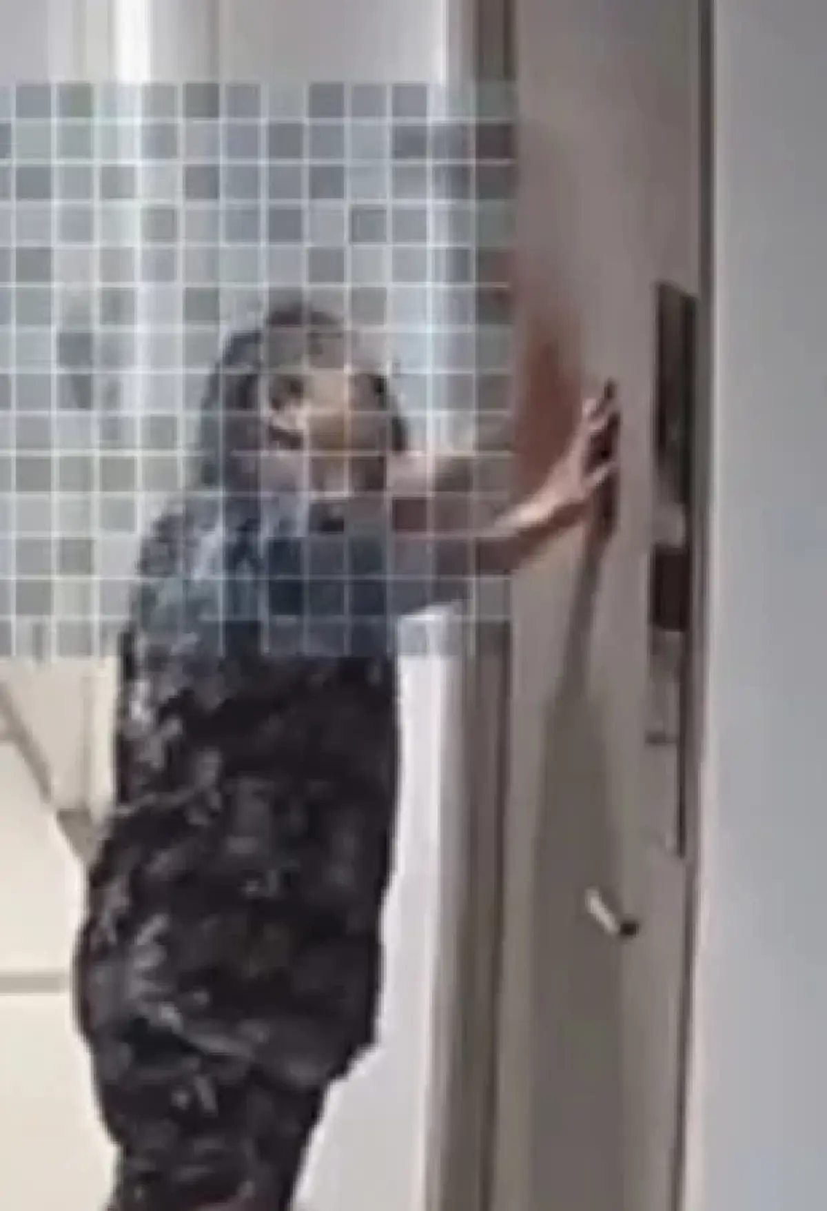 หนุ่มยอมพูดแล้ว เหตุผลอาละวาด ถือมีดไล่เคาะ-ถีบประตูเพื่อนบ้าน