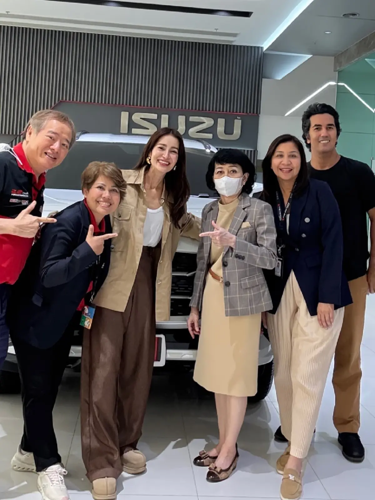 แอน ทองประสม ถอยรถใหม่ป้ายแดง แฟน ๆ แห่โฟกัสเลขทะเบียนสวย