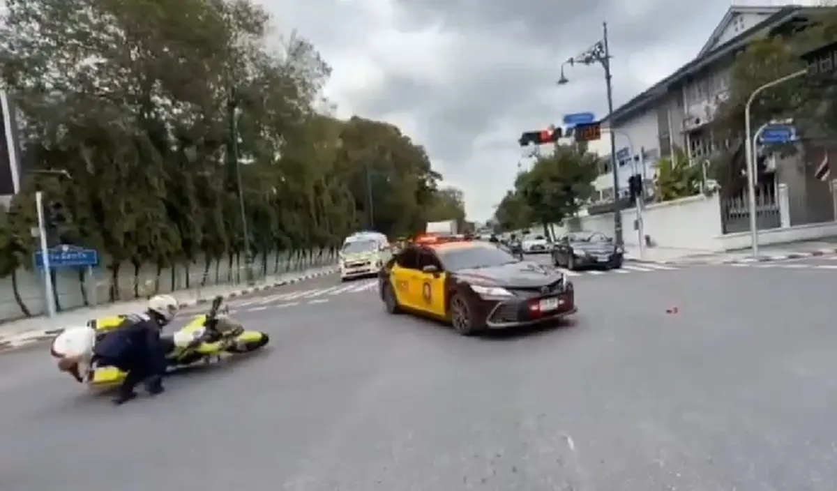 เปิดอาการตำรวจ โดนแท็กซี่ฝ่าขบวนนำส่งอวัยวะชนล้มกลางแยก