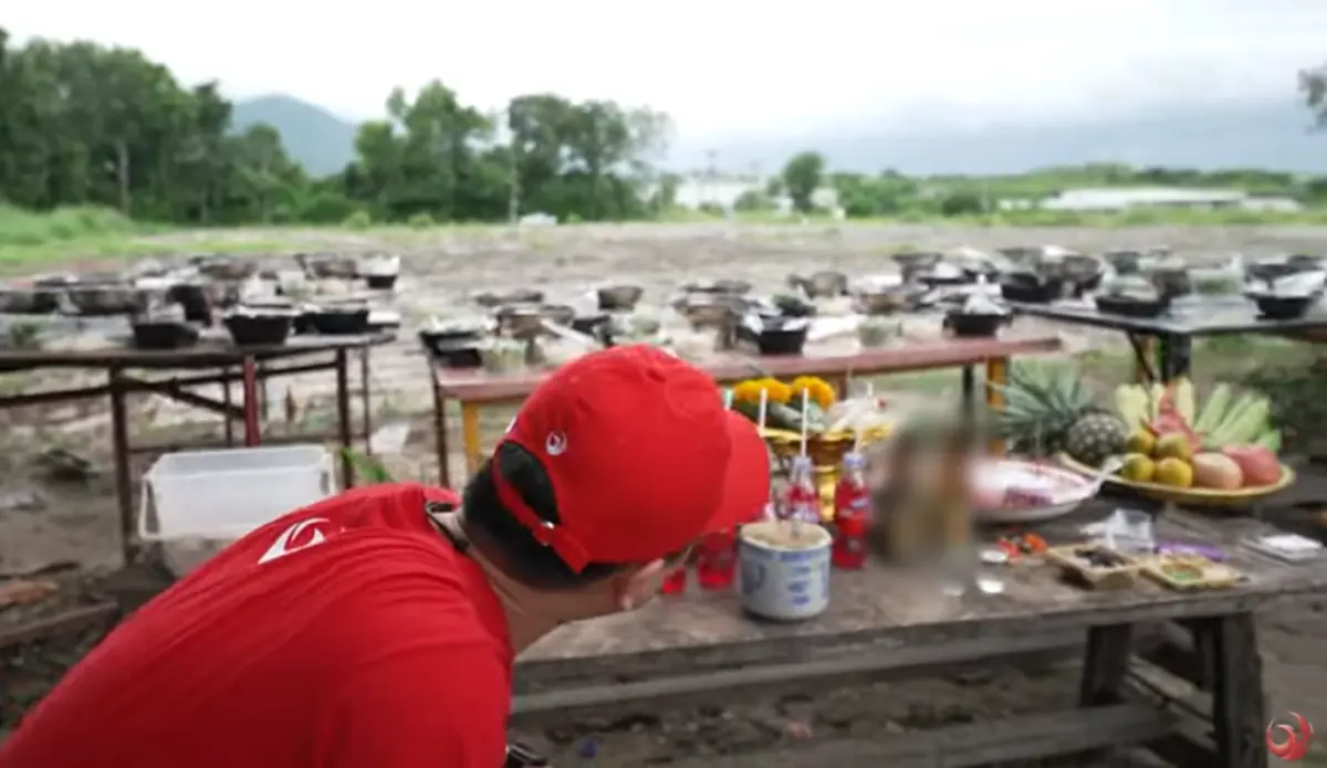 รายการดังบุกเลี้ยงหม้อไฟสุสานไร้ญาติ ก่อนจุดธูปเห็นเลขมงคลชัด